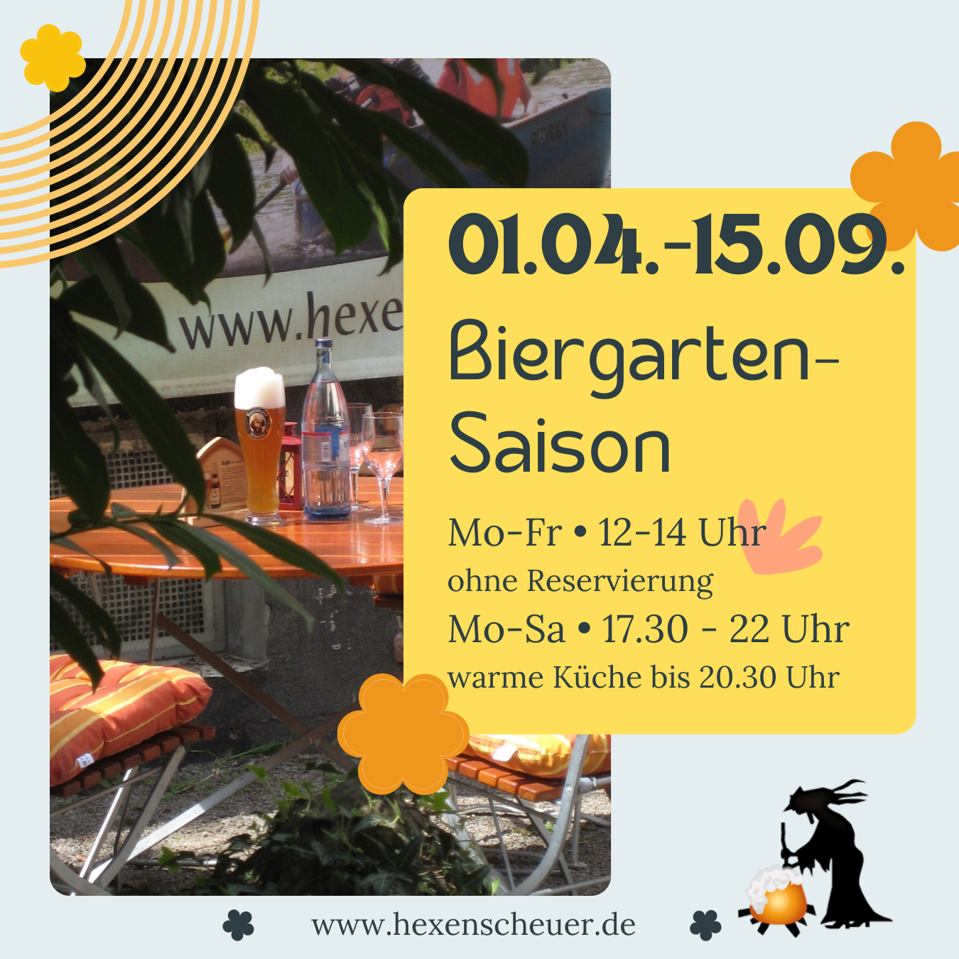 Ein Foto zeigt einen gedeckten Tisch im Freien mit einem Bier, Wasser und Weingläsern. Im Hintergrund ist ein Banner mit der Aufschrift „www.hexenwinkel.de“ zu sehen. Rechts ist ein Textfeld mit dem Hinweis auf die Biergartensaison vom 01.04. bis 15.09., Öffnungszeiten und die Internetadresse www.hexenscheuer.de. Das Bild ist farbenfroh mit orangefarbenen Akzenten.