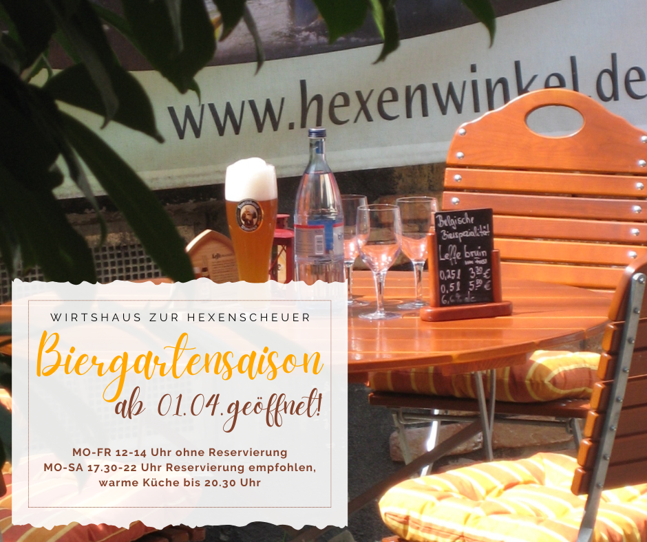Ein Foto zeigt einen gedeckten Tisch im Freien mit einem Bier, Wasser und Weingläsern. Im Hintergrund ist ein Banner mit der Aufschrift „www.hexenwinkel.de“ zu sehen. Rechts ist ein Textfeld mit dem Hinweis auf die Biergartensaison ab dem 01.04., Öffnungszeiten und die Internetadresse www.hexenscheuer.de. Das Bild ist farbenfroh mit orangefarbenen Akzenten.